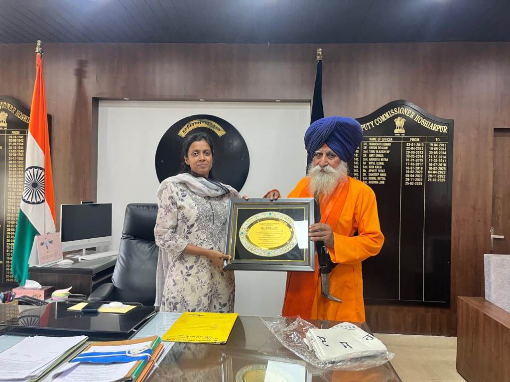 Social Worker Bhai Barinder Singh Masiti Honors Deputy Commissioner of Hoshiarpur